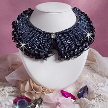 Plastron Tenue de Soir&eacute;e Haute Couture brod&eacute; avec une dentelle Noire, toupies, cabochon Cristal et perles H&eacute;lix &agrave; laquelle s&rsquo;ajoute des facettes pour une mise en forme avec des rocailles Jet H&eacute;matite